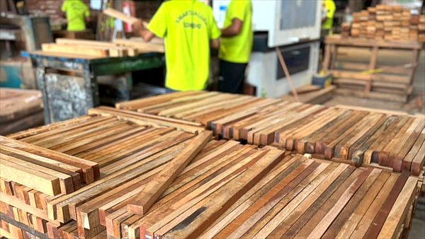 Machining line running timber sections under supervision